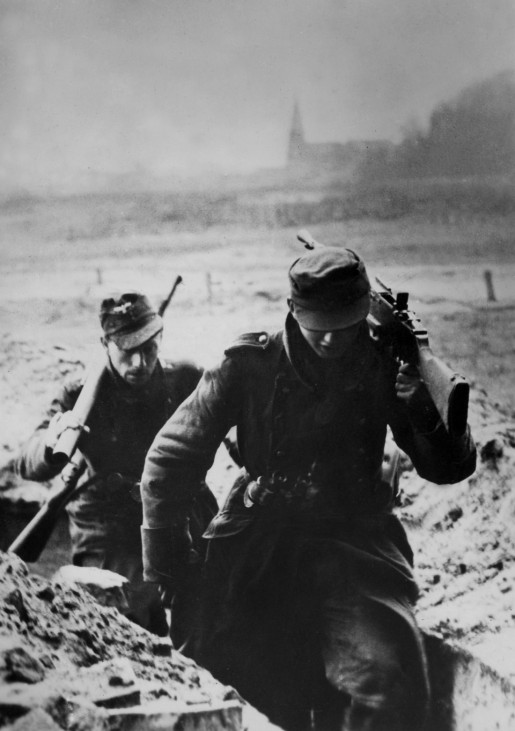 Deutsche Soldaten in einem Graben an der Westfront, 1945