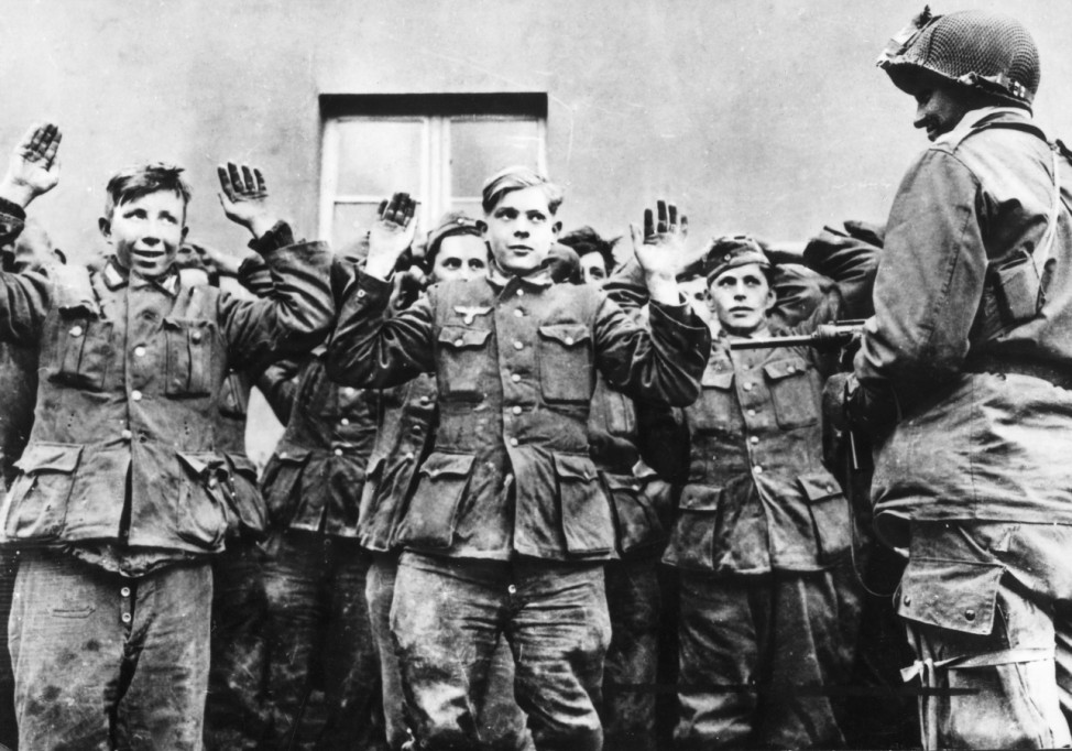 Amerikaner bewacht junge deutschen Soldaten, 1945
