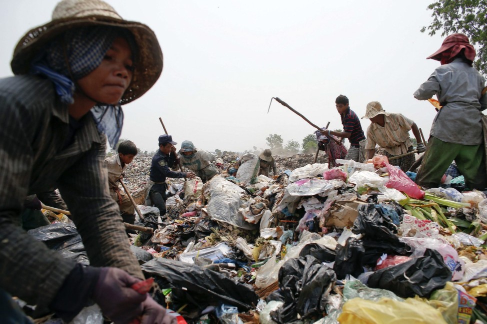 Wider Image: Living on Rubbish