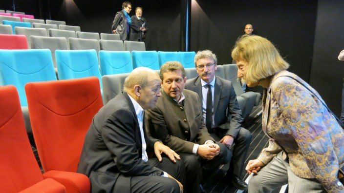 Grasbrunns Bürgermeister Klaus Korneder trifft den französischen Verteidigungsminister Jean-Yves le Drian