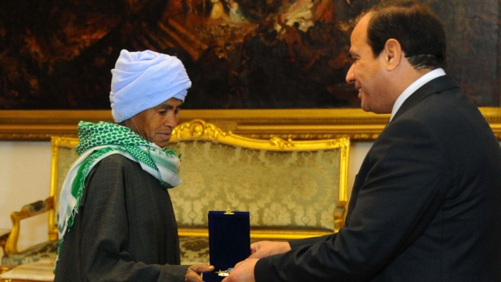 Auszeichnung durch Präsidenten: Der ägyptische Präsident Abdel Fattah al-Sisi überreicht Sisa Abu Daooh die Auszeichnung.