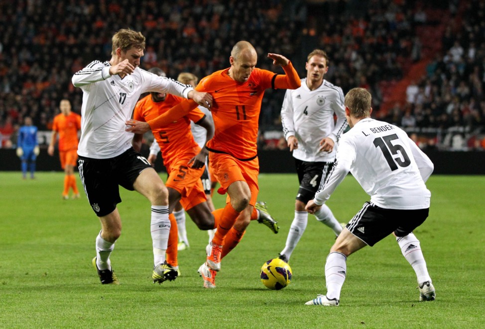 Per Mertesacker Arjen Robben Lars Bender Aktion Spielszene Zweikampf Fußball Fussball; Robben Faoul