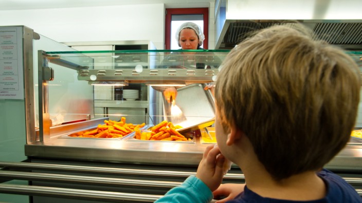 Bildungspolitik in Bayern: Durcheinander bei der Verpflegung: Manche Kinder bekommen ein Mittagessen, andere eine Brotzeit.
