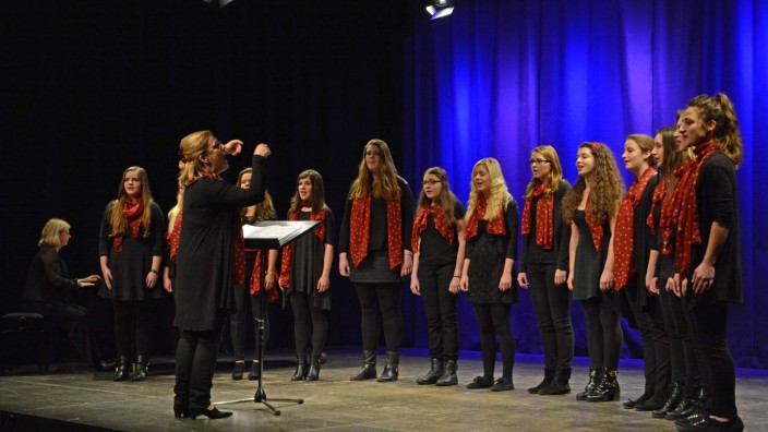 Puchheim: Die 13 Sängerinnen von "Stimmband" eröffneten den Abend unter Leitung ihrer Gesangslehrerin Daniela Hennecke.