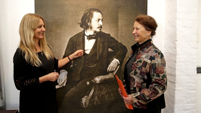 Tiefgründige Einblicke: Lia Schneider-Stöckl (links) und Ingrid Rückert präsentieren Wissenswertes über den Dichterfürsten, der 1910 mit dem Nobelpreis ausgezeichnet wurde.