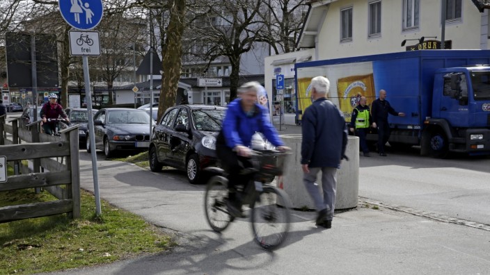 Wolfratshausen: Sauerlacher Straße in Wolfratshausen stadteinwärts: Auf dem Fußgängerweg dürfen Radfahrer fahren, müssen aber verstärkt Rücksicht nehmen.