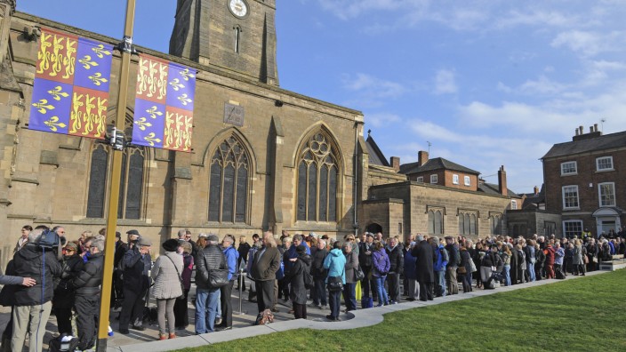 Bestattung von Richard III.: Zehntausende strömen am 23. März zur Kathedrale von Leicester, um einen kurzen Blick auf den Sarg von Richard III. zu werfen.