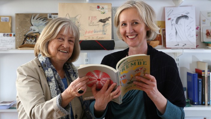 Serie "Sinn stiften": Christiane Raabe (rechts) ist die derzeitige Leiterin der Internationalen Jugendbibliothek, Barbara Scharioth war ihre Vorgängerin.