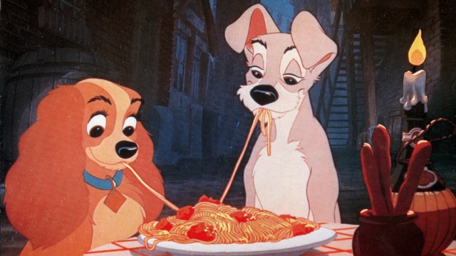 Der richtige Rahmen für das erste Date: Susi und Strolch, die beiden Disney-Hunde, wussten schon 1955 in romantischer Zweisamkeit Spaghetti zu verspeisen.