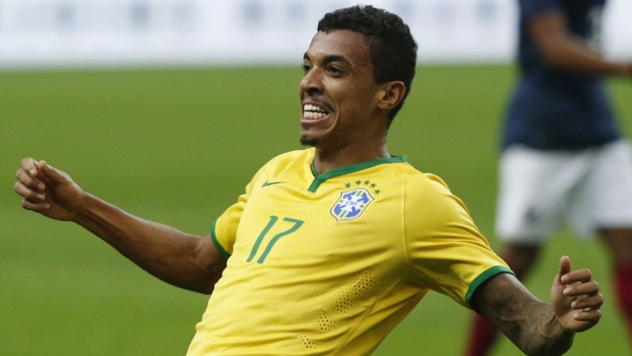 Freundschaftsspiel: Feiert sich und seinen Treffer gegen Frankreich: Brasiliens Luiz Gustavo