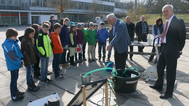 Erleben und experimetieren: Selbst Bürgermeister Landmann (rechts) schaut beim Projekttag mit Willi Kirchensteiner zu.