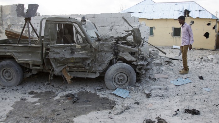 Anschlag in Somalia: Vor dem Tor des Hotels haben Terroristen ein Auto gesprengt.