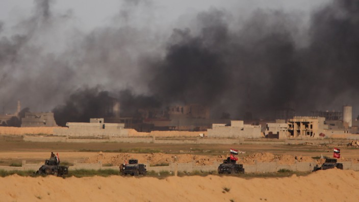 USA im Nahen Osten: Rauchschwaden über Tikrit: Seite an Seite mit Iran helfen die USA den Irakern mit Luftschlägen gegen die Terrormiliz IS. Andererseits unterstützen die Amerikaner auch Irans Erzfeind Saudi-Arabien.