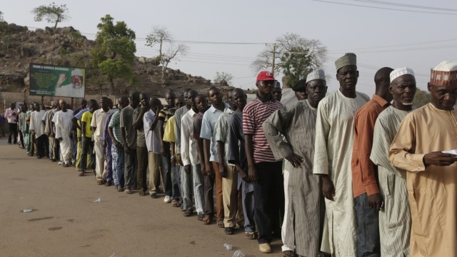 Afrika: Millionen Menschen wollten sich für die Wahl registrieren lassen - es bildeten sich lange Schlangen.