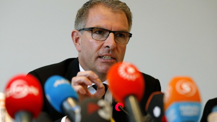 Lufthansa-Chef Carsten Spohr: Carsten Spohr ist noch nicht ein Jahr im Amt. Nun muss der 48-Jährige den schlimmsten Unfall in der Geschichte des Unternehmens erklären.