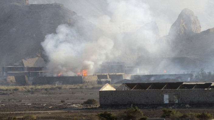 Kampf gegen Rebellen im Jemen: Rauch steigt über einem zerstörten Waffendepot auf.