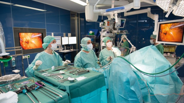 Moderne Medizin in München: Ein Chirurg muss schon sehr genau wissen, was er tut, wenn er ohne direkten Sicht- und Tastkontakt operiert.