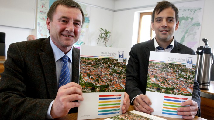 Freising: Tobias Kapfelsberger (rechts) und Eduard Reinbacher stellen die neue Bürgerinformationsbroschüre der Stadt Freising vor.