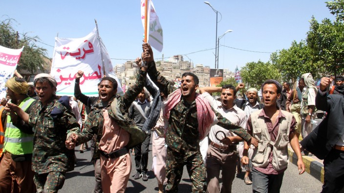 Eingreiftruppe im Jemen-Konflikt: Araber gegen Araber: Huthi-Rebellen demonstrieren im Jemen gegen die von Saudi-Arabien angeführte Militärintervention in dem Land.