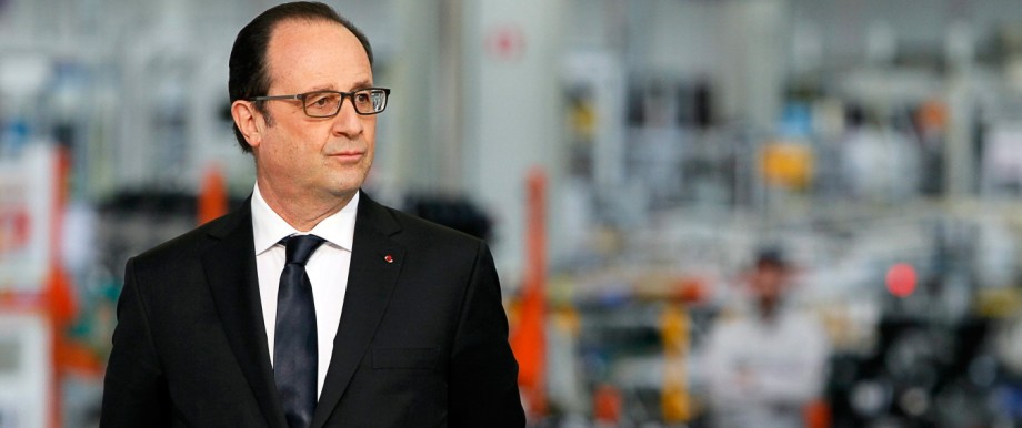 French President Hollande visits the PSA Peugeot Citroen engine f