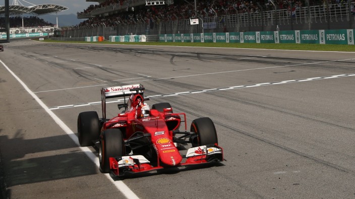 Formel 1: Da ist er wieder: 14 Monate lang bekam die Welt den aus dem Cockpit gereckten Vettel-Finger nicht zu sehen. In Sepang gewann der Heppenheimer wieder.