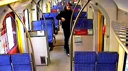 Haar: Dieser Mann soll am Morgen des 5. Januar ein Mädchen in der S 4 Richtung München belästigt haben.