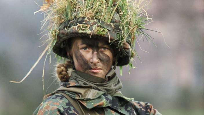 A WOMAN SOLDIER CARRYING A  G36 ASSAULT RIFLE AT ATRAINING CAMP  IN DUELMEN