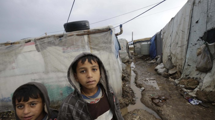 Geberkonferenz zu Syrien in Kuwait: Diese beiden syrischen Jungs haben in einem Flüchtlingslager im Libanon Zuflucht gefunden. Im Januar dieses Jahr wurden die Zelte hinter ihnen von einem Sturm zerstört.
