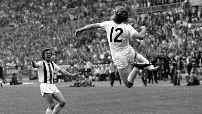 Historie: Jupp Heynckes (links) nimmt den heranfliegenden Schützen des 2:1, Günter Netzer, für Mönchengladbach gegen Köln im Pokalfinale 1973 in Empfang.