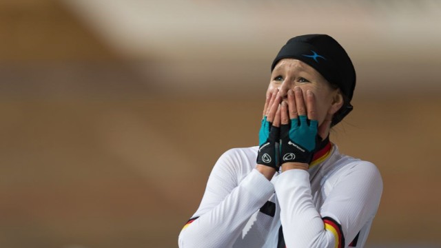 Handicap-Radrennfahrerin Denise Schindler: Fassungslos vor Glück: Handicap-Rennradfahrerin Denise Schindler.