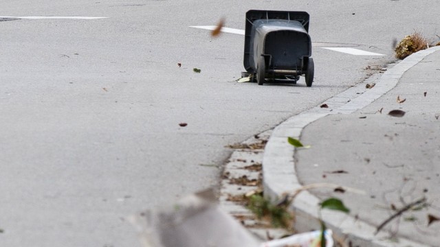 Sturmtief "Niklas": In vielen Gemeinden flogen Gegenstände durch die Straßen, hier eine Mülltonne in Pöring.