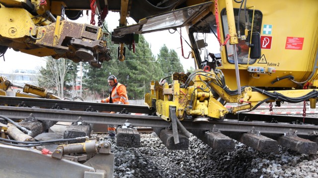 Gleisbauarbeiten: Etwa 10 000 Tonnen Schotter werden in den kommenden zwei Wochen auf der S8-Strecke zwischen Westkreuz und Weßling ausgetauscht.