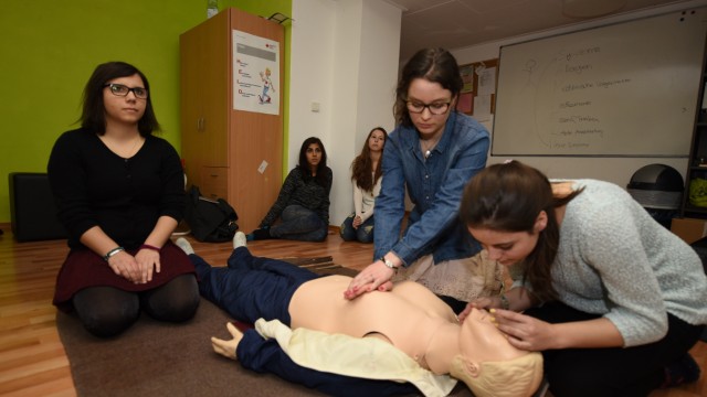 Ersthelferausbildung: In Erst-Hilfe-Kursen wird an Puppen wird die Wiederbelebung durch Herzdruckmassage und Atemspende geübt.