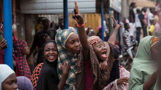 Nigeria: Siegesfeiern: In der nordnigerianischen Stadt Kaduna bejubeln die Menschen den Wahlerfolg von Mohammadu Buhari.