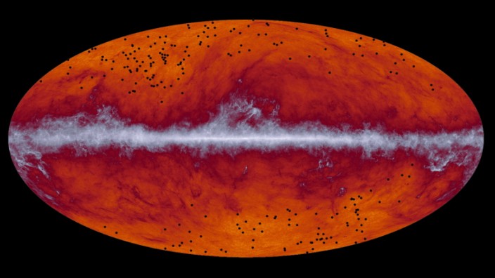 Weltraumteleskope: Das weiße Band in der Mitte zeigt den Staub der Milchstraße, Galaxienhaufen sind mit schwarzen Punkten markiert.
