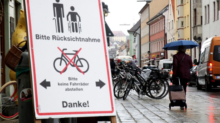 Radfahrer gegen Fußgänger: Ob das hilft? Mit einem Plakat bittet die Stadt Freising die Radfahrer in der Innenstadt jetzt um mehr Rücksichtnahme.
