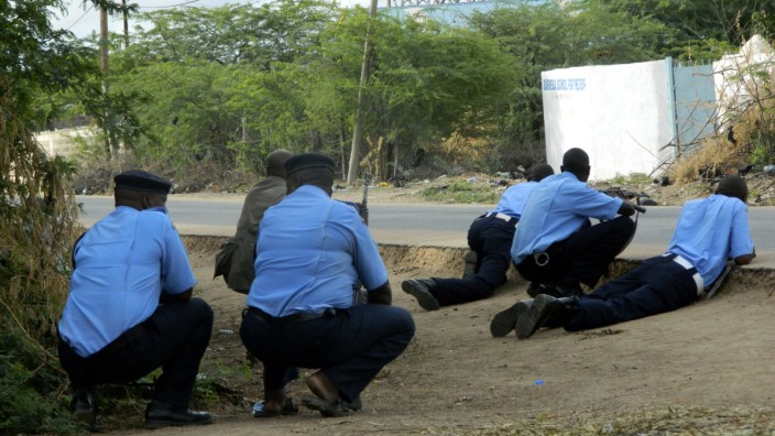 Terrorismus: Kenianische Polizisten sichern den Bereich außerhalb der Universität im Osten Kenias ab, die von bewaffneten Angreifern attackiert wurde.