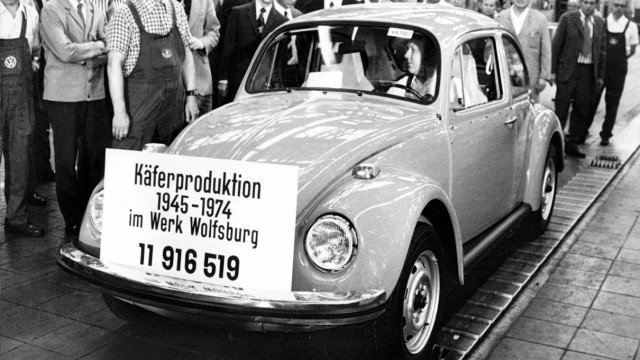 Letzter VW-Käfer läuft 1974 im Volkswagen-Stammwerk vom Band