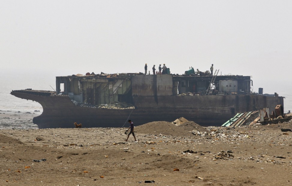 Wider Image: Cleaning up Shipbreaking