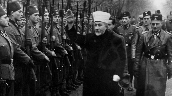 Mohammed Amin al-Husseini inspiziert bosnische SS, 1944