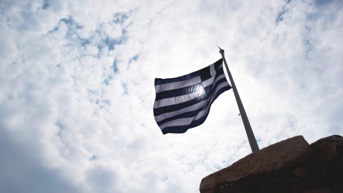 Griechische Fahne auf der Akropolis in Athen