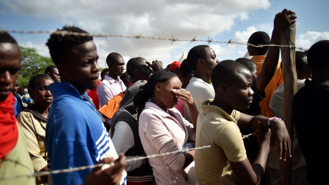 Kenia: Verstörte Studenten hören einer Rede des kenianischen Innenministers zu.