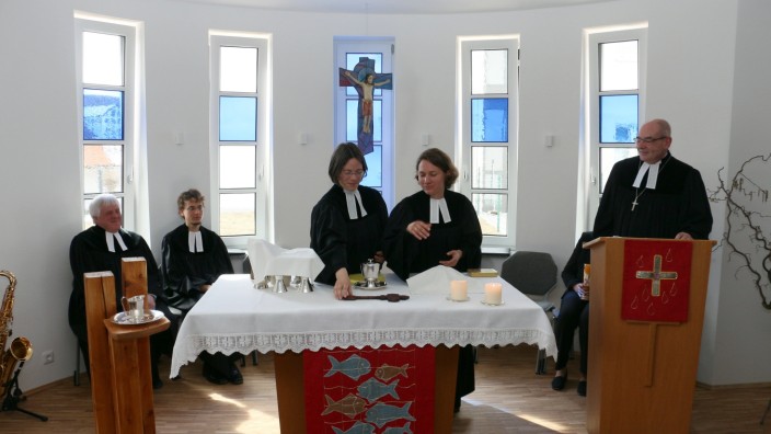 Dachau: Die Pfarrerinnen Simone Hegele und Katharina Hennemann gestalteten zusammen mit Dekan Uli Seegenschmiedt die kirchliche Feier.