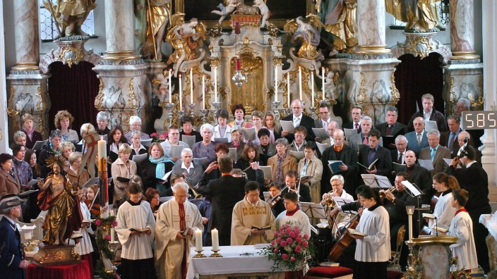 Erding: Der festliche Gottesdienst mit Chorgesang ist zum Osterfest ein unverzichtbarer Bestandteil der Feierlichkeiten.