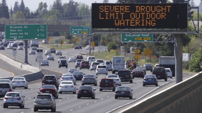 Trockenperiode im Westen der USA: In Kalifornien werden die Menschen sogar auf der Autobahn daran erinnert, dass sie Wasser sparen sollen.