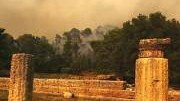 Brandschäden in Olympia: Dichter Rauch liegt über einem Hügel bei den antiken Stätten von Olympia.