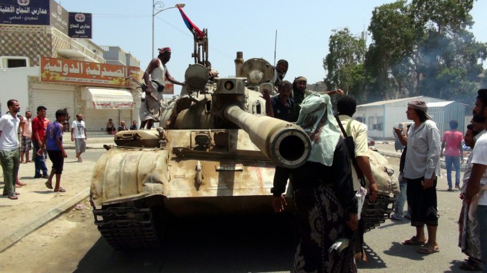 Clashes in Aden between Houthi fighters and President Hadi's trib