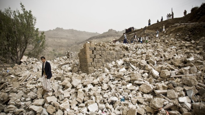 Huthi-Rebellen: Bewohner eines Dorfes bei Sanaa suchen nach Überlebenden eines Luftangriffs der von Saudi-Arabien angeführten Militärkoalition.