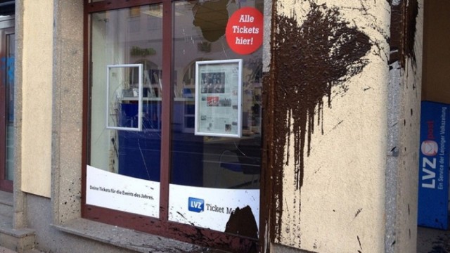 Anschläge auf Flüchtlingsheime: Das Büro der Leipziger Volkszeitung in Eilenburg, Mitte März. Wer macht so etwas, warum? Keiner weiß es.
