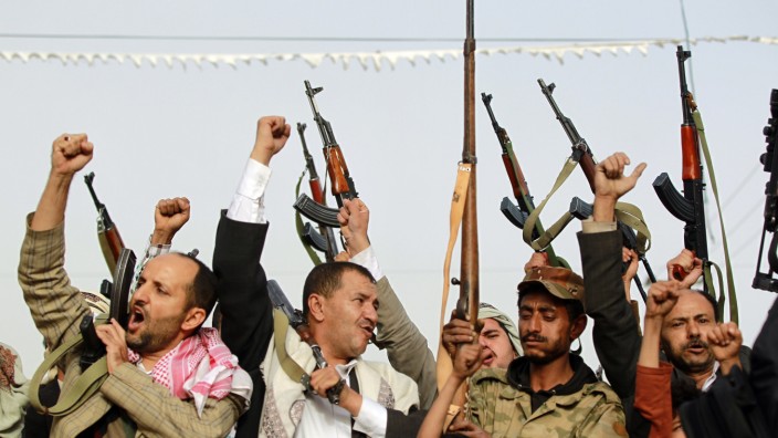 Konflikt im Jemen: Bewaffnete Unterstützer der schiitischen Huthi-Rebellen protestieren gegen die Luftangriffe Saudi-Arabiens und seiner Verbündeten.
